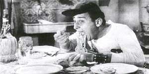 Alberto Sordi nella celebre scena "Macaroni... m'hai provocato? e io te distruggo" in "Un americano a Roma" regia di Steno, 1954