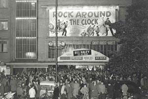 1956: spettatori all'uscita del film ''Rock around the clock''
