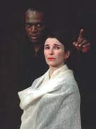 William Nadylam (Hamlet) e Lilo Baur (Gertrude)