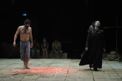 Una scena dello spettacolo. A destra: Massimo De Matteo