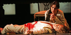 Monica Bacelli (Charlotte) e, disteso, Roberto Alagna (Werther) nel finale dell'opera, foto Ramella & Giannese