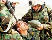 Un soldato irakeno fra due marines