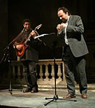 Andrea Buscemi con Alfonso De Pietro alla chitarra in ''Porompompero''