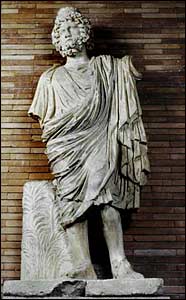Una statua della scenafronte del teatro di Augusta Emerita (Mérida) in Spagna: Plutone, I sec. d. C.