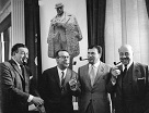 3 settembre 1966, Delfzijl (Olanda del Nord): inaugurazione della statua di Maigret. Con Rupert Davies (Maigret per la televisione inglese) e Simenon alla sua destra, e Jan Teuling (Maigret per la televisione olandese) alla sua sinistra (foto Maria Austria, Amsterdam). 
