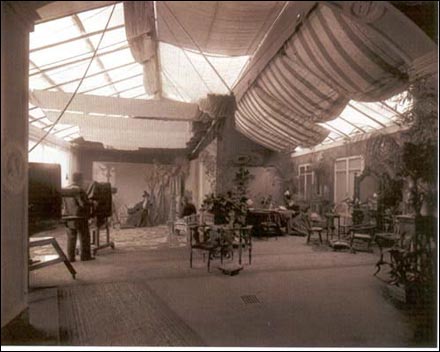 La sala di posa dello studio ALinari a Firenze nel 1900 circa., Archivi Alinari - archivio Alinari, Firenze 