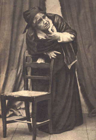 La Madre. Giacinta Pezzana nell'ultima scena di ''Teresa Raquin'' di Emile Zola (prima rappresentazione italiana Napoli, Teatro dei Fiorentini, 1879)