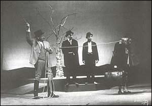 Una immagine dal libro: ''En attendant Godot'' di S- Beckett messo in scena dal Teatro Nacional Popular nel 1959. 