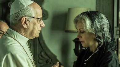 Una scena del film: Paolo VI (Toni Servillo) e Nora Moro (Margherita Buy)