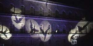 I sette peccati capitali si lanciano dall'alto della facciata di Palazzo Pitti
