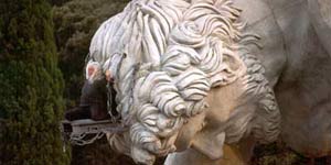 Franco Branciaroli (Prometeo) incatenato alla gigantesca statua del titano
