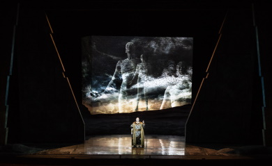 Una scena dello spettacolo visto al Teatro dell'Opera di Roma © Fabrizio Sansoni
