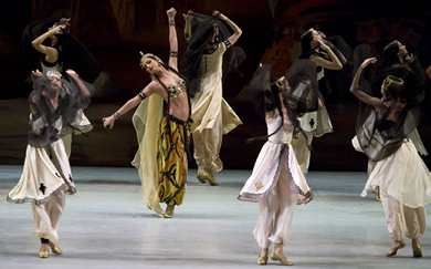 Il Balletto del Teatro Mariinskij di San Pietroburgo in Danze Polovesiane. Al centro Alisa Sokolova